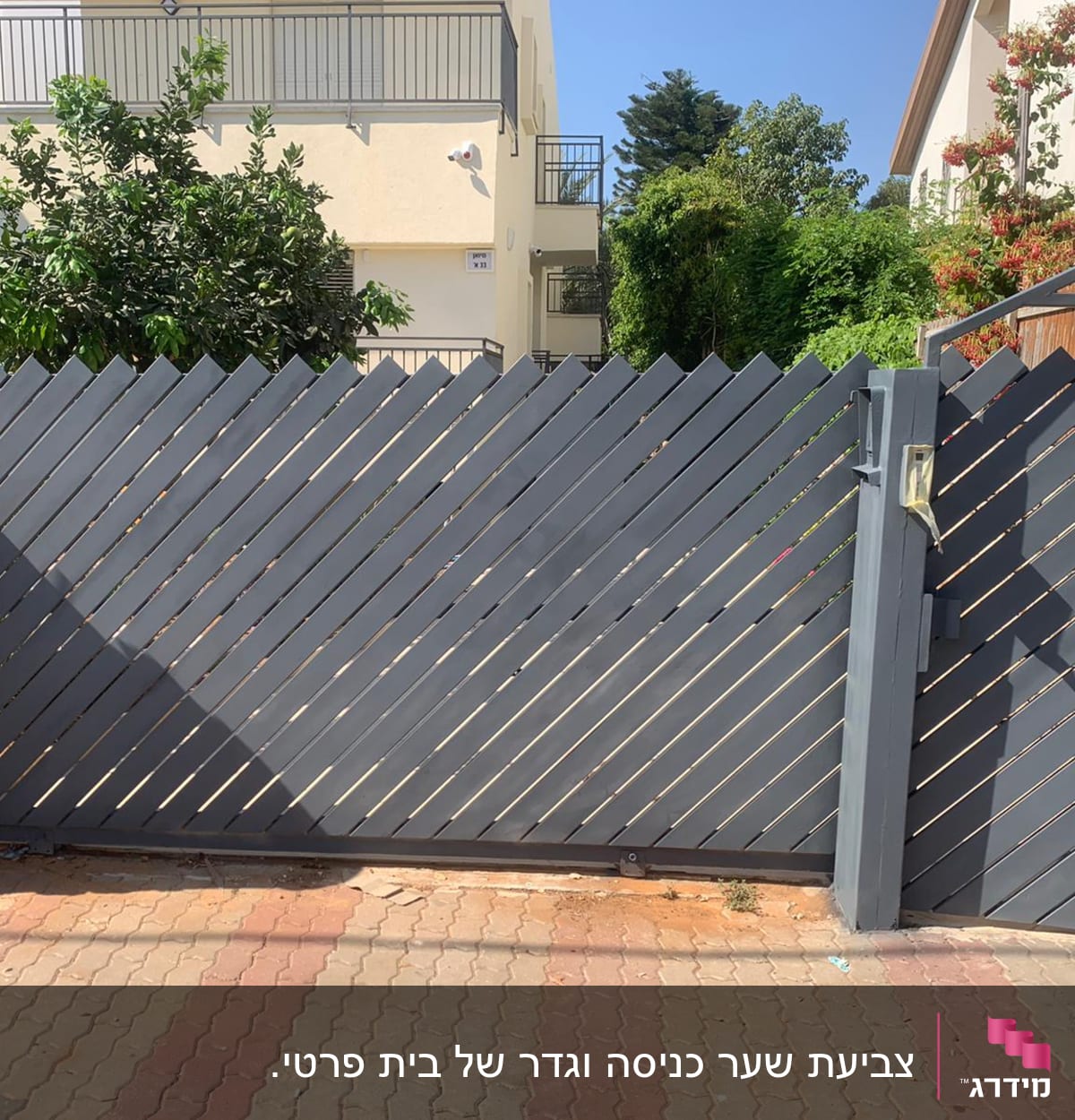 שער מתכת צבוע באפור עם צללים
